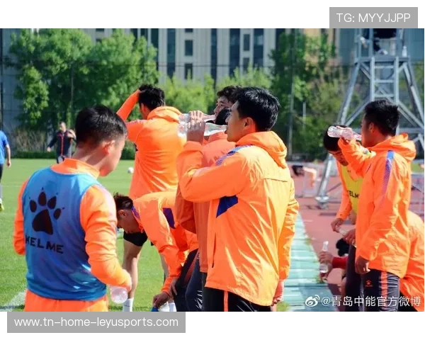 足球俱乐部为球员提供个性化营养计划提升体能，足球俱乐部日常训练