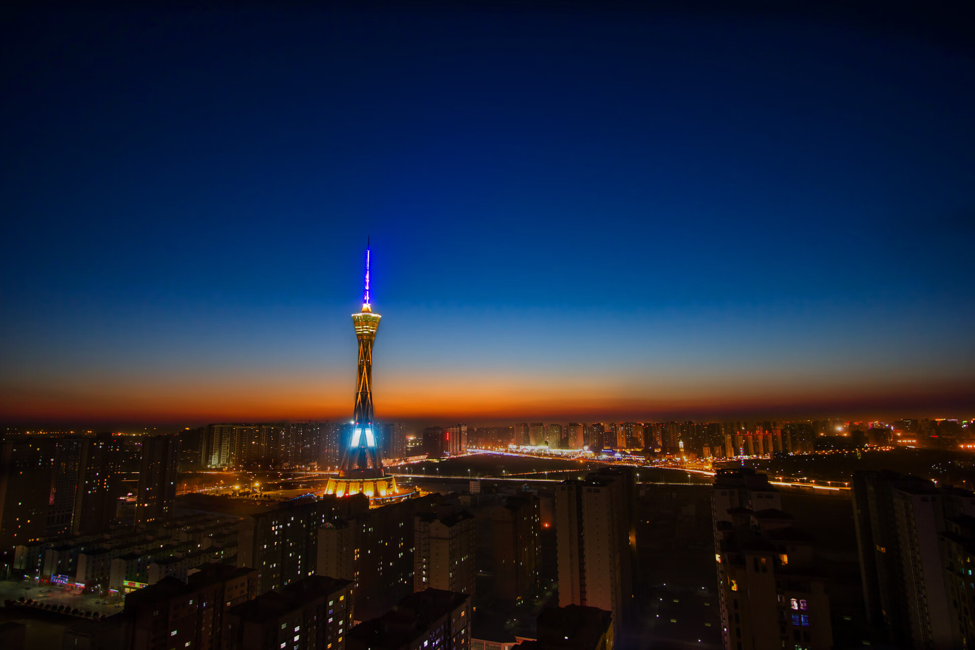 乐鱼app下载-“羽毛球:简阳文体中心赛场快节奏对决,选手大展身手”