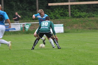 乐鱼体育在线-足球战术多样化提升比赛精彩度，足球比赛技战术的运用和分析